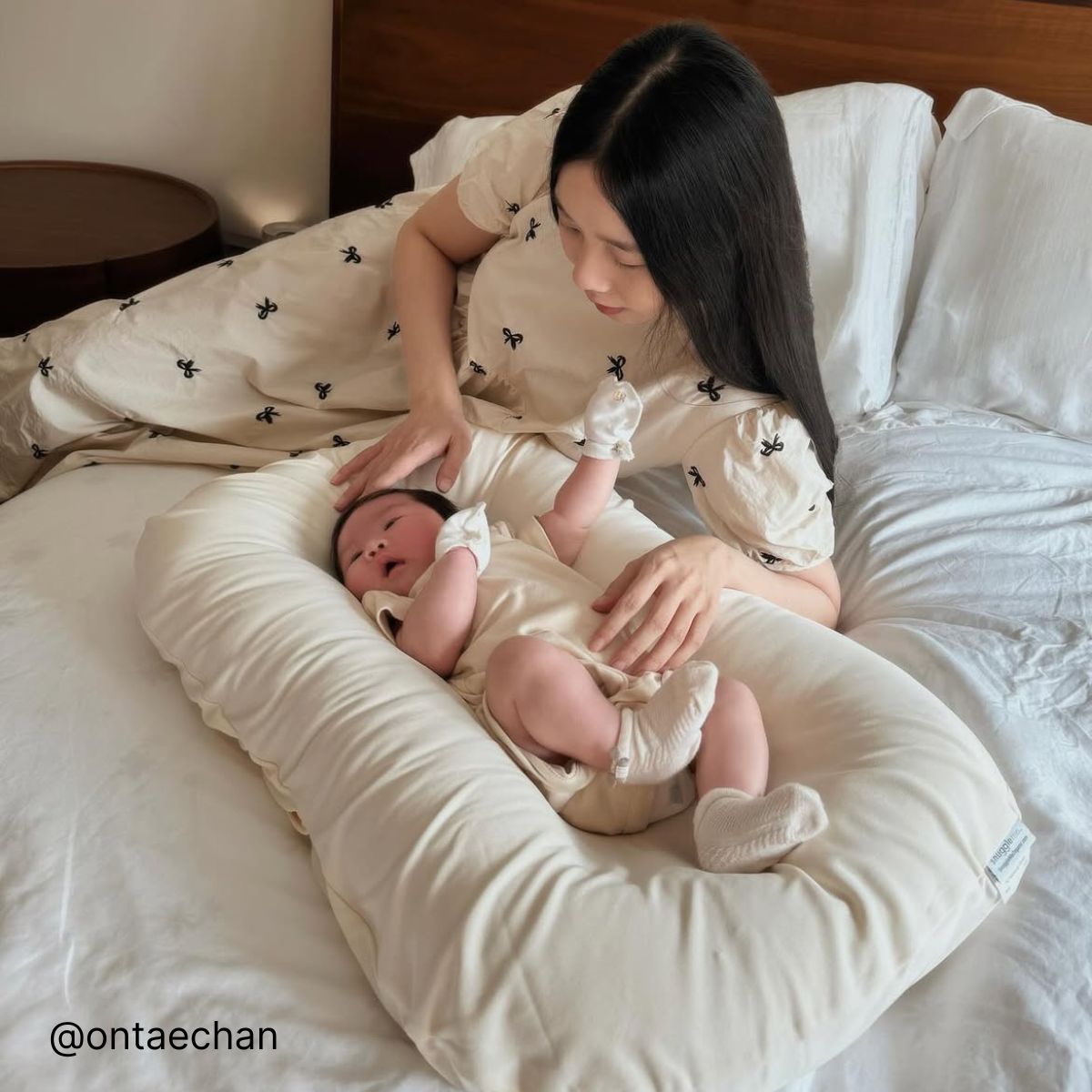 Snuggle Me Infant Lounger with Cover