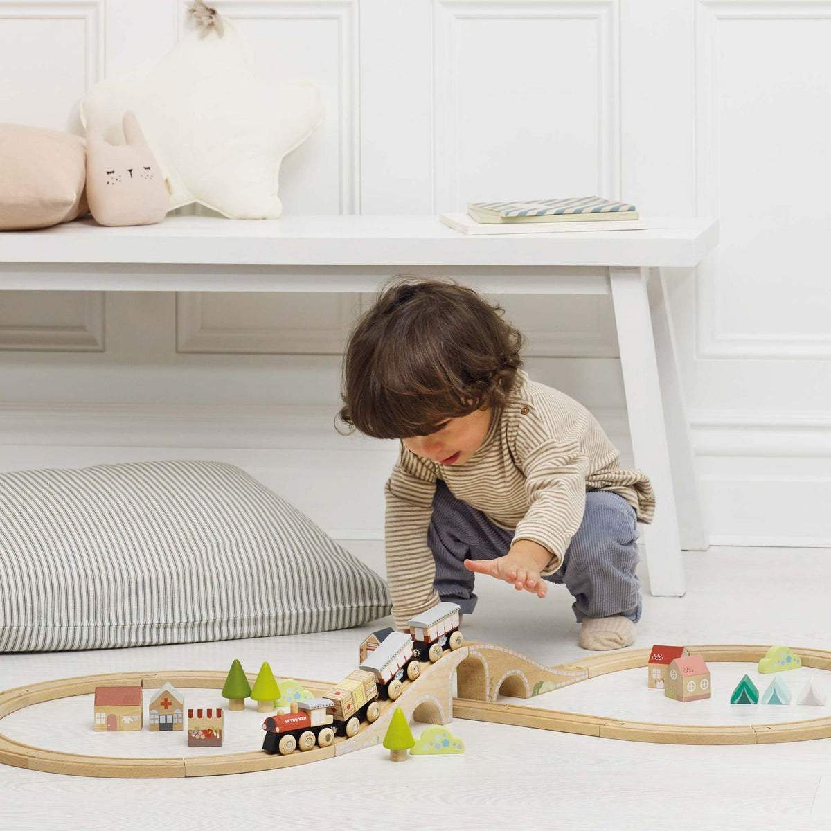 Le Toy Van Figure of 8 Train Set