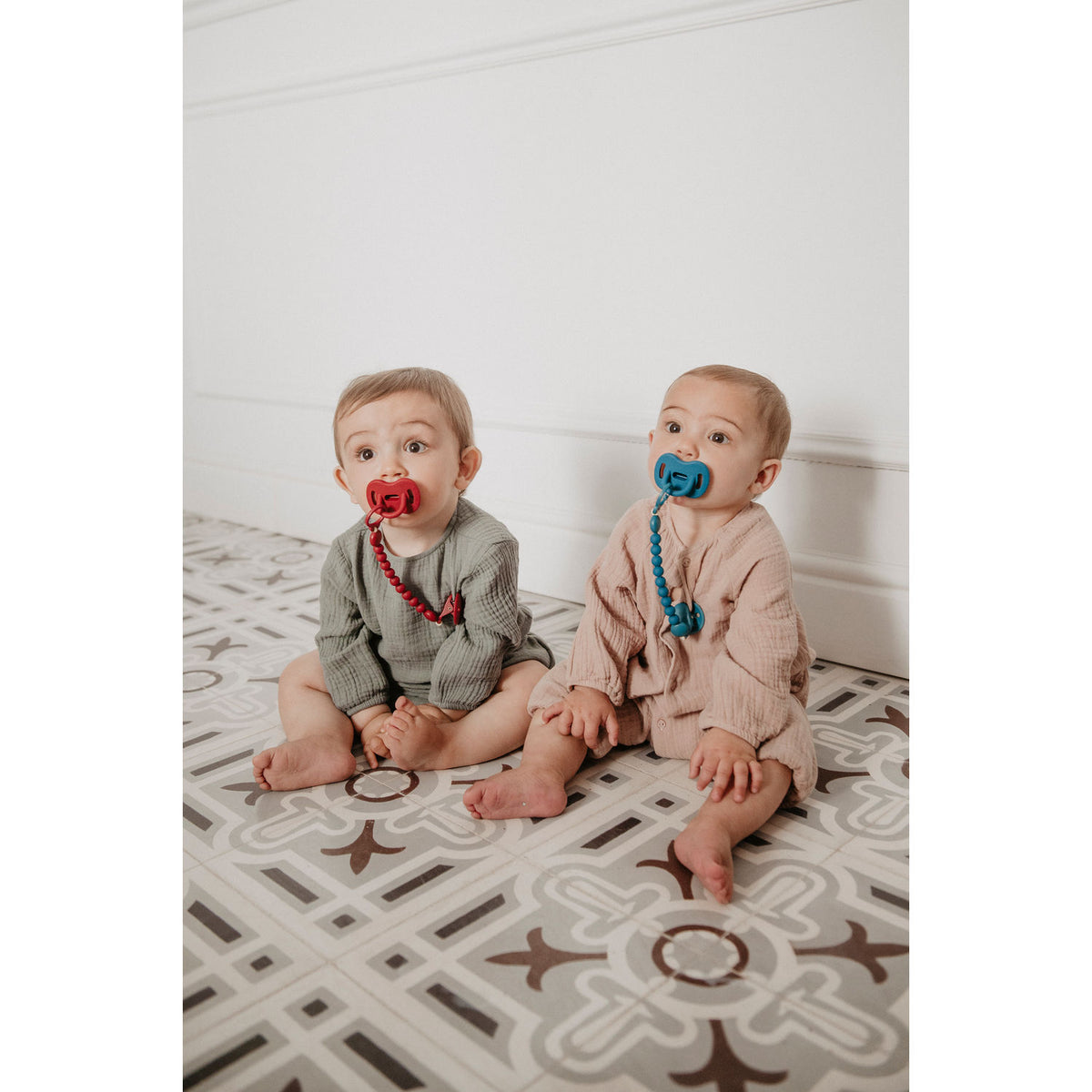 Suavinex Colour Essence Silicone Bobble Soother Clip